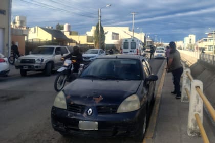Una mujer de 39 años fue atropellada por su propio auto luego de descender del vehículo para revisar un problema mecánico y olvidar accionar el freno de mano.