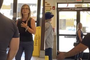 Una mujer de Fresno, en California, ingresó a un local de comida rápida para insultar a los empleados que le habían entregado un pedido insatisfactorio a través del autoservicio; un hombre mexicano los defendió y eso generó más polémica con la clienta