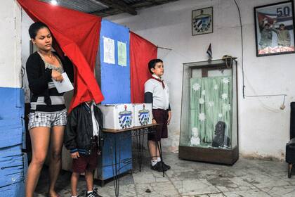 Una mujer deja su voto en un colegio de La Habana