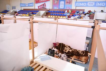 Una mujer descansa en una habitación especial para refugiados ubicada en un complejo deportivo de la Universidad Nacional de Medicina Veterinaria y Biotecnología en Lviv, Ucrania occidental, el 22 de marzo de 2022