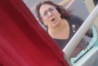 Una mujer destrozó un colectivo porque le habían chocado el auto, fue en Rivadavia al 5700 en el barrio de Caballito