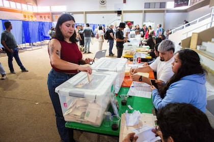 Una mujer emite su voto durante las elecciones generales de Chile en un centro de votación en Antofagasta, Chile, el 16 de noviembre de 2025
