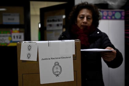 Una mujer emite su voto durante las elecciones primarias en un centro de votación en Tigre