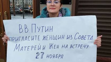 Una mujer en Rusia muestra un cartel en reclamo por los soldados que pelean en Ucrania