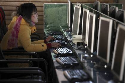 Una mujer en un cibercafé en Shangai, china
