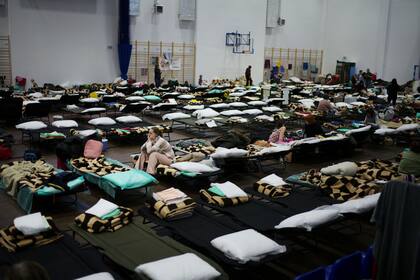 Una mujer en un gimnasio usado como refugio en una escuela en Przemysl, Polonia