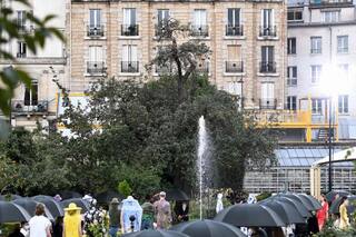 Misterio en París: encontraron una valija con medio millón de euros en un sótano