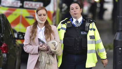 Una mujer es asistida tras resultar herida en la explosión en el subte de Londres