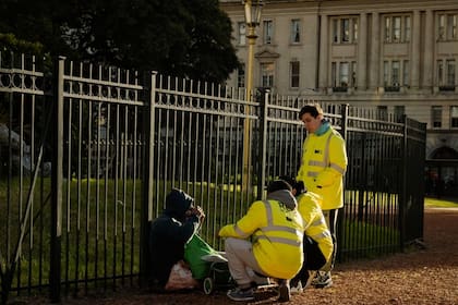 Una mujer es ayudada por profesionales de la Red de Atención, en medio de la ola de frío extremo en el país