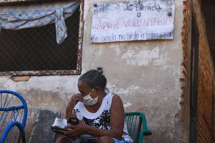 Una mujer espera para recibir una comida en un comedor de beneficencia en Asunción, el 16 de junio de 2020, en medio de la nueva pandemia de coronavirus
