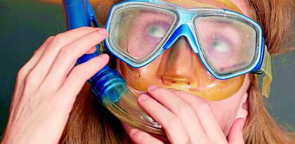 Una mujer espera que le den el cuerpo de su marido; en esa larga espera pierde la noción del tiempo y de la realidad