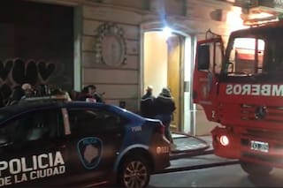 Se prendió fuego el segundo piso de un edificio en Monserrat y murió una mujer que vivía en planta baja