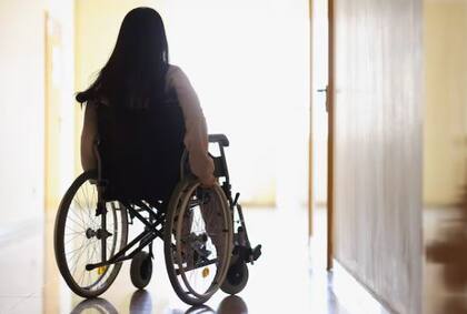 Una mujer fingió estar en silla de ruedas para cobrar una compensación económica