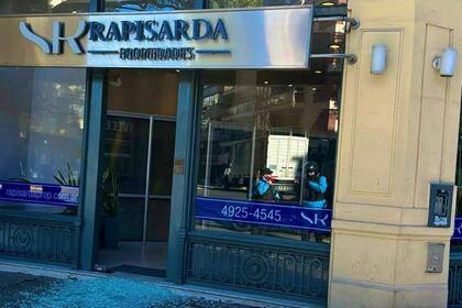 Una mujer fue a la inmobiliaria del presidente de Vélez, se enojó e hizo estallar la puerta de un portazo