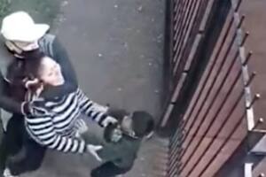 La cara de terror de un niño cuando dos ladrones armados atacaron a su mamá