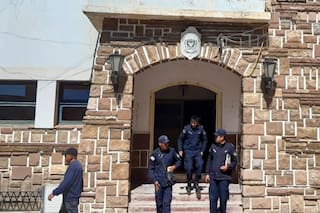 Una mujer fue asesinada a puñaladas en su casa y detuvieron a su pareja