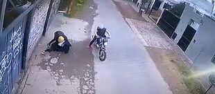 Una mujer fue brutalmente atacada por motochorros el 1° de julio en Villa Castells