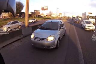 Una mujer circulaba por la banquina usando el celular y se fue del control sin firmar la multa