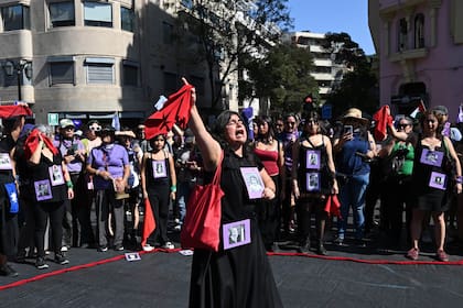 Una mujer grita consignas durante una marcha en el marco de la conmemoración del Día Internacional de la Mujer, en Santiago, capital de Chile, el 8 de marzo de 2026
