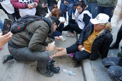Una mujer herida por las balas de goma es atendida luego de los incidentes en el corte del puente Pueyrredón
