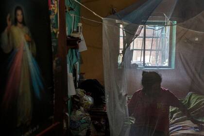 Una mujer intenta protegerse contra la malaria en el Estado Anzoátegui en Venezuela.