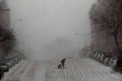 Una mujer intentaba cruzar la calle, ayer, en Manhattan