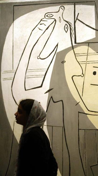 Una mujer iraní pasa junto a una escultura de Pablo Picasso en la inauguración de la exposición "Movimiento de Arte Moderno" en el Museo de Arte Contemporáneo de Teherán