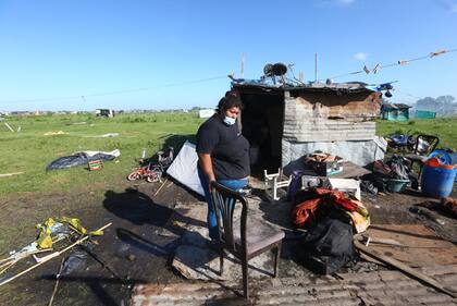 Una mujer junto a sus cosas durante el desalojo del predio de Guernica