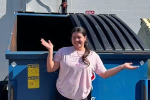 Una mujer latina obtiene ingresos extras a través de recolectar desechos de tiendas locales