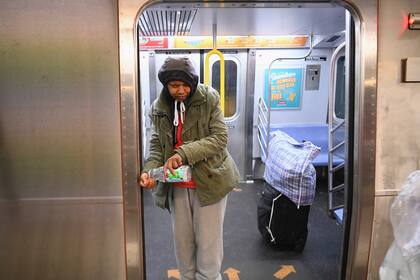 Una mujer lava sus manos en el vagón del subte, lugar que se ha convertido en su refugio