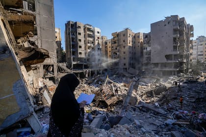 Una mujer lee el Corán en el lugar donde fue asesinado el líder de Hezbollah Hassan Nasrallah, en los suburbios al sur de Beirut, el domingo 29 de septiembre de 2024.