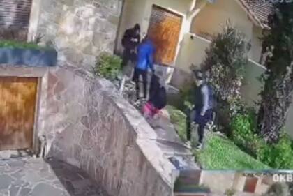 Una mujer llega a su casa en Quilmes y se da cuenta que hay ladrones, intenta huir pero los delincuentes la atrapan