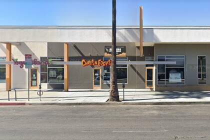 Una mujer llegó a un restaurante de Los Ángeles y entregó a su bebé