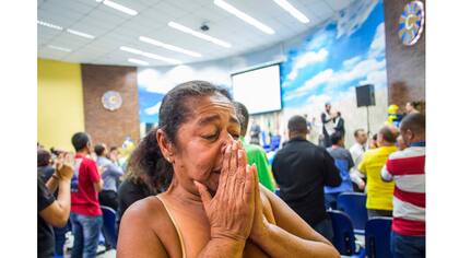 Una mujer llora durante la ceremonia en la Iglesia Cristiana Contemporénea