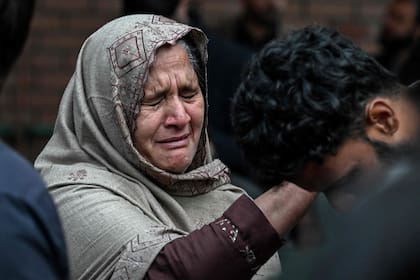 Una mujer llora la muerte de un familiar tras el atentado suicida