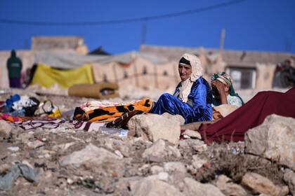 Una mujer llora sentada entre los escombros provocados por el terremoto, a 10 de septiembre de 2023, en Moulay Brahim, provincia de Al Haouz (Marruecos)