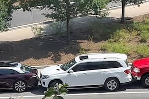 Sacó su camioneta de un lugar de estacionamiento “imposible” y la aplaudieron: fue viral