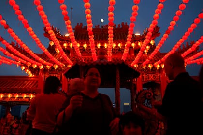 En China, las calles se iluminan con los faroles de papel