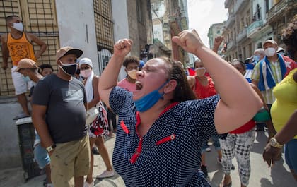 Una mujer manifestándose contra el gobierno en Cuba