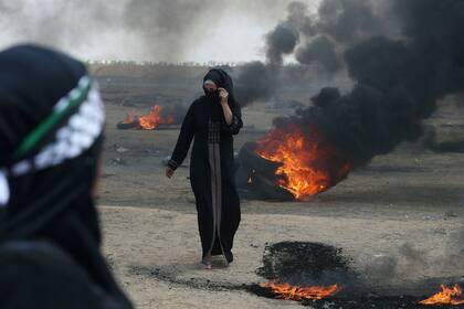 Una mujer manifestante palestina camina durante la protesta