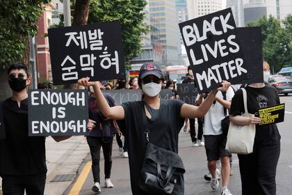 Una mujer marcha para protestar durante una manifestación por la muerte de George Floyd en Seúl, Corea del Sur