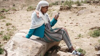 Una mujer mirando un teléfono móvil en la región de Tigray, Etiopía