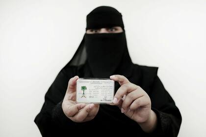 Una mujer muestra orgullosa su licencia en la Universidad Princesa Nora