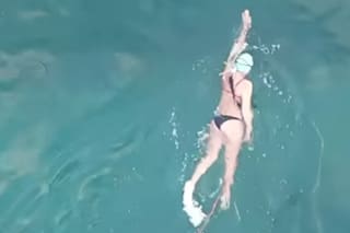 Una mujer salió a nadar en pleno invierno y se encontró con un lobito de mar