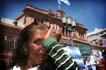Una mujer llora en la Plaza de Mayo mientras en la Casa Rosada velan a Néstor Kirchner