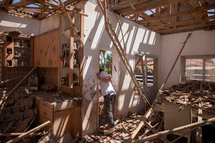 Una mujer observa cómo quedó su casa tras el impacto de un cohete lanzado desde Gaza en Sderot, al sur de Israel