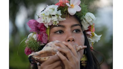 Una mujer participa en una manifestación por la "descolonización y desmilitarización de Guam" junto a otras personas de "Pueblo por la Paz" en Hagatna en Guam