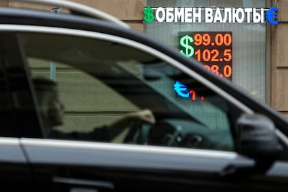 Una mujer pasa junto a una oficina de cambio en Moscú 