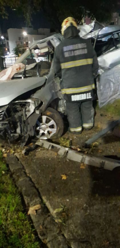 Una mujer perdió el control del auto y chocó contra un árbol: murió en el lugar.
