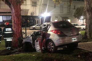 Una mujer perdió el control del auto y chocó contra un árbol: murió en el lugar